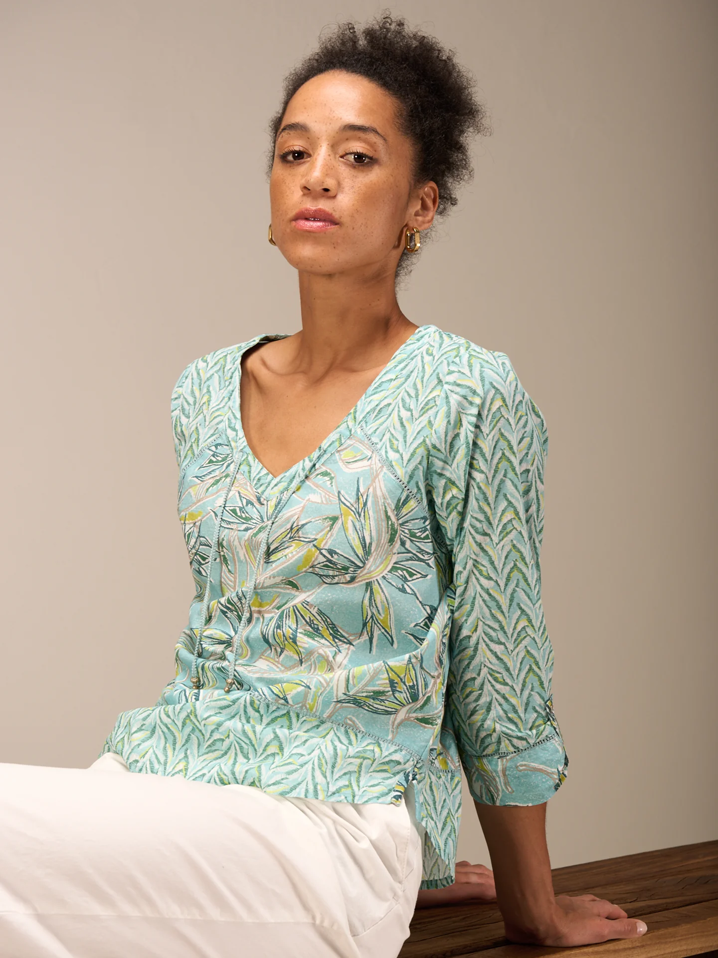 Bluse mit V-Ausschnitt - Image 7